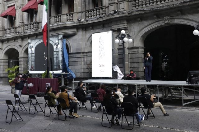 Trabajadores del ayuntamiento protestan en ensayo de informe de Claudia Rivera Vivanco