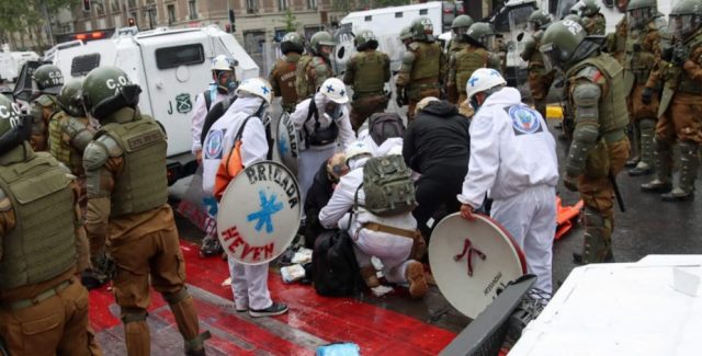 Madre de Denisse Cortés: «Si Carabineros le hubieran dado los diez minutos en que necesitaba pasar la ambulancia, mi hija quizás aún estaría con vida»