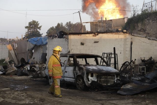 Bomberos y protección civil contienen el incendio provocado por una toma clandestina de gas en Puebla