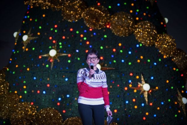 Lilia Cedillo enciende el árbol de Navidad en el CCU de la BUAP