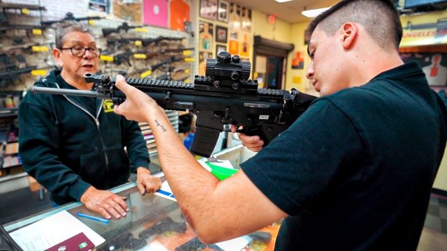 Muchacho comprando un arma