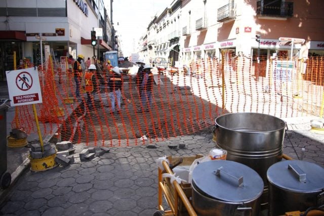 Reportan locatarios bajas del 50% en ventas por obras en la 5 de Mayo