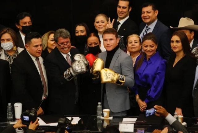 Entre empujones, senadores toman la tribuna para la foto con el «Canelo»