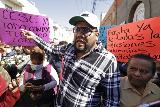 Amagan ambulantes con linchar a quien circule sin identificarse en Centro Histórico