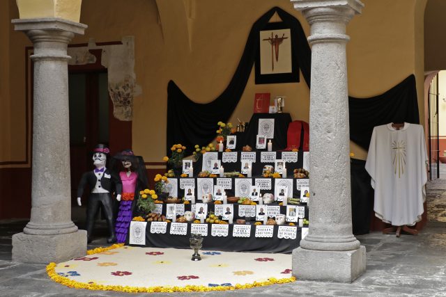 Ofrenda honra a los párrocos que fallecieron por covid-19