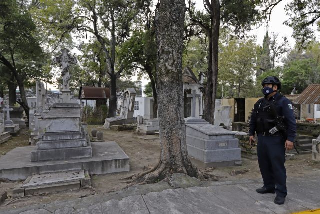 Policia Municipal en cementerio