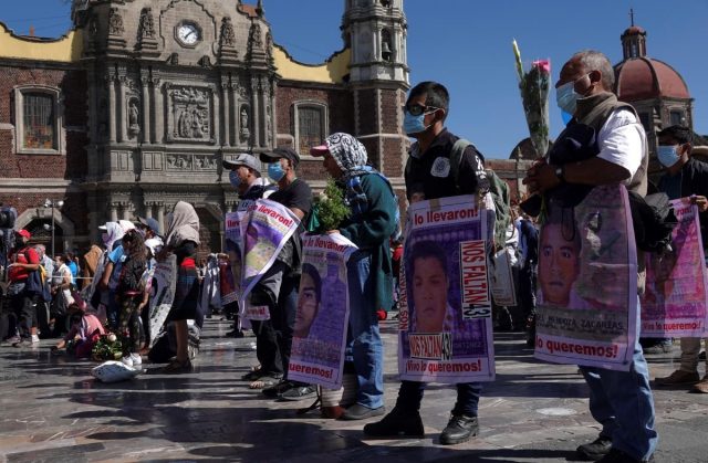 Padres manifestándose en Basílica