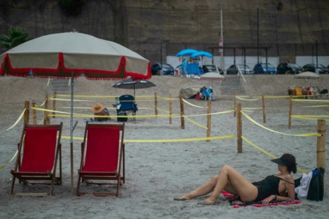 Perú prohíbe consumo de bebidas alcohólicas y alimentos en playas, lagos y piscinas públicas