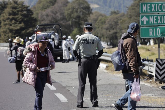 Cierran circulación de autopista México-Puebla por peregrinos y migrantes