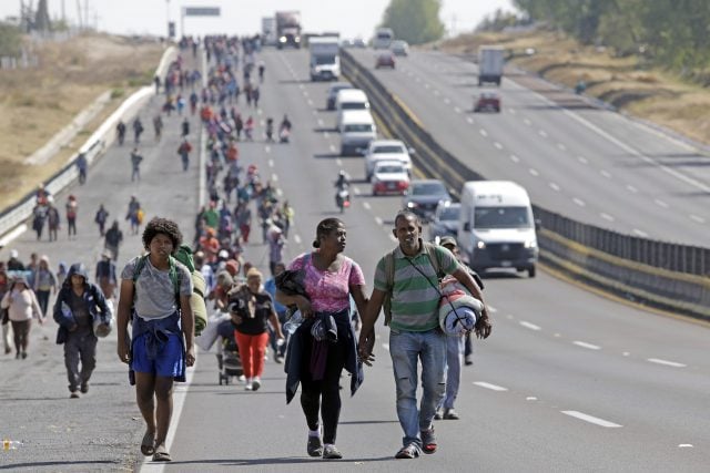 Avanza caravana migrante sobre la México-Puebla