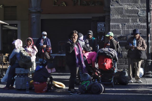 Ayuda a caravana migrante, gobierno poblano, con alimentos en iglesias