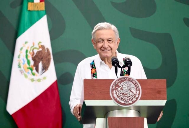 Amlo sonriendo