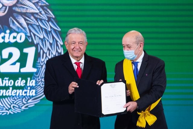 Entrega AMLO a canciller de Francia condecoración del Águila Azteca