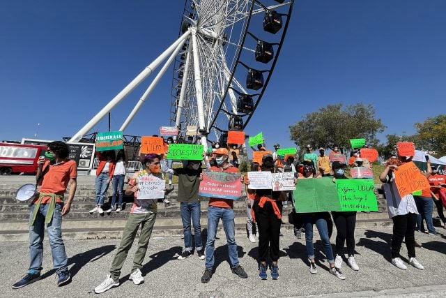 Tras permanecer seis meses cerrada, alumnos de la UDLAP se manifiestan