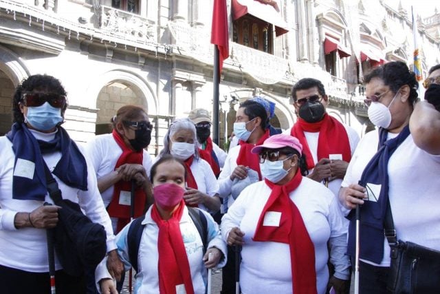 Personas ciegas protestan por inclusión laboral y calles dignas en Puebla