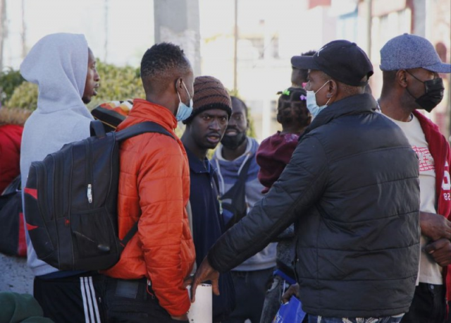 Marchan migrantes pidiendo liberación de encarcelados en la estación Siglo 21, Tapachula