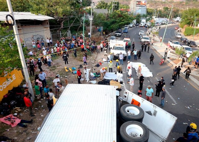 Llega a 55 el número de muertos en volcadura de tráiler en Chiapas