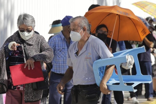 Adultos mayores madrugan para recibir su tercera dosis contra covid-19