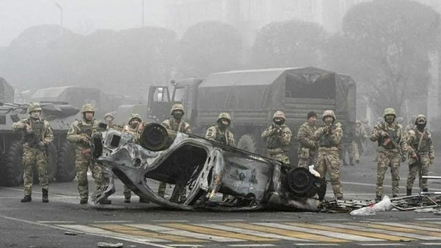 Presidente de Kazajistán ordena abrir fuego sin previo aviso contra los «terroristas»