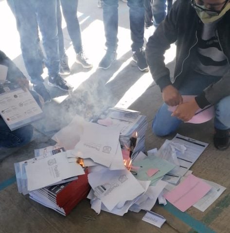 Inician con demoras votaciones en Totimehuacan y Canoa; reportan quema de boletas