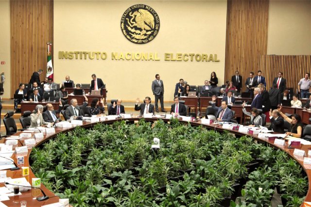 Diputados sin verse al espejo, reclaman al INE austeridad