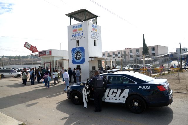 Mujer protesta por crimen de bebé en el penal de Puebla