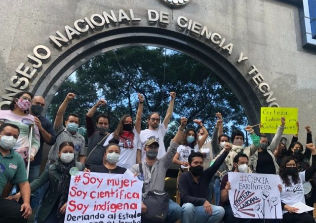 Protestan afuera del Conacyt ante posibles cambios a normas del CIDE