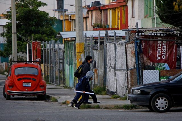 Con estrictas medidas sanitarias alumnos poblanos vuelven a las aulas