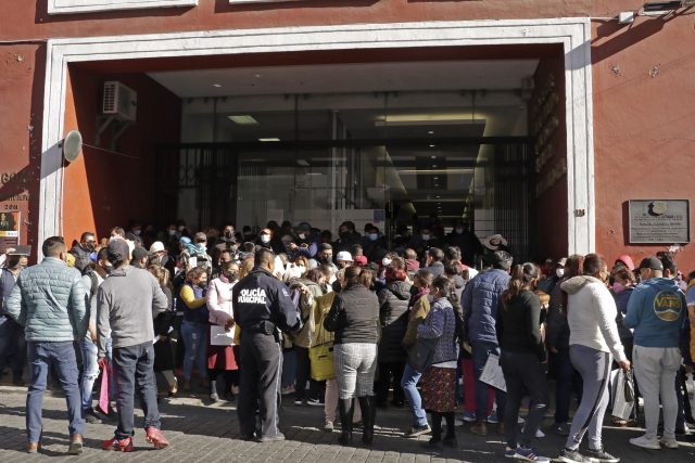 Aspirantes a juntas auxiliares colapsan oficinas de Tesorería