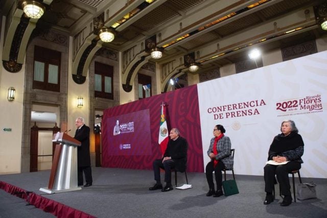 AMLO celebra compra de refinería Deer Park