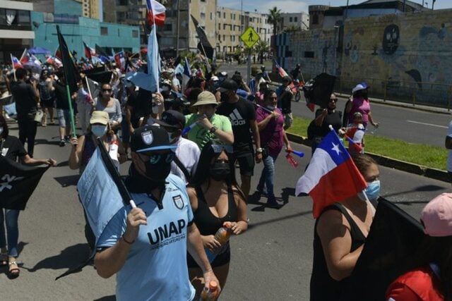 Marcha contra la violencia y crisis migratoria en Iquique toma tintes fascistas: Agreden a migrante y rompen carpas