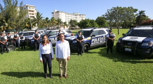 Carlos Joaquín en un hotel dando patrullas