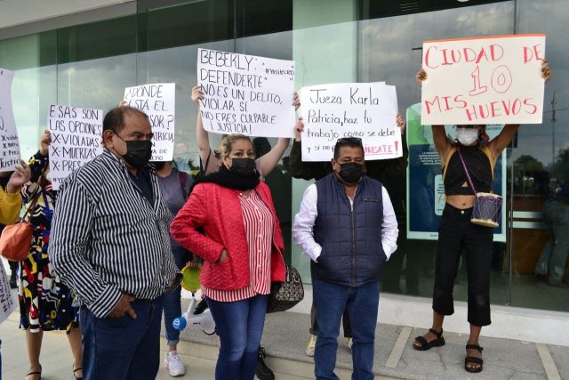 Con cartulinas y a gritos, familiares exigen liberar a Beverly Vega en Casa de Justicia