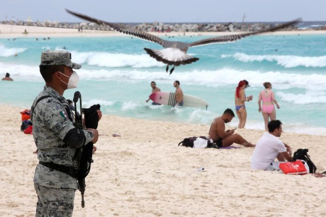 Guardia nacional en la playa