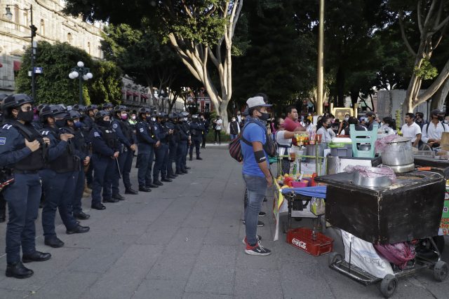 Pelean policías municipales y ambulantes en zócalo de Puebla