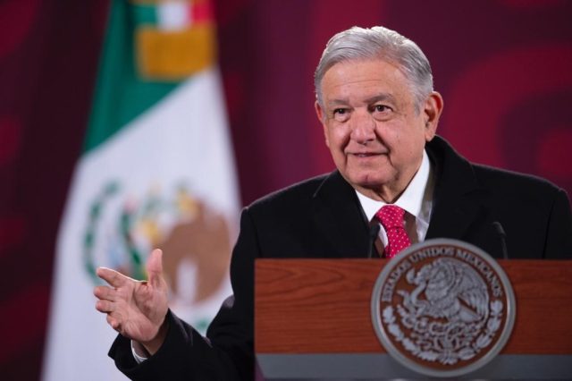 Amlo serenando a las personas