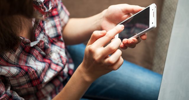 Mujer agarrando celular