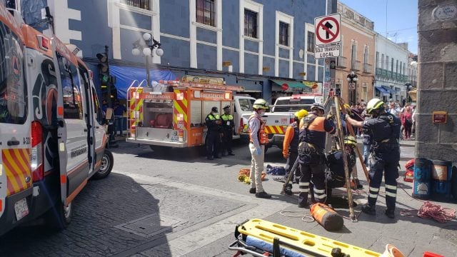 Rescatan a joven que cayó en registro sin tapa en el Centro Histórico