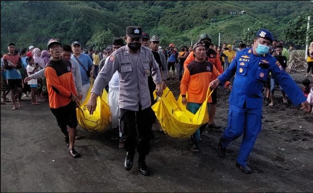 Mueren 11 personas ahogadas durante un ritual en Indonesia