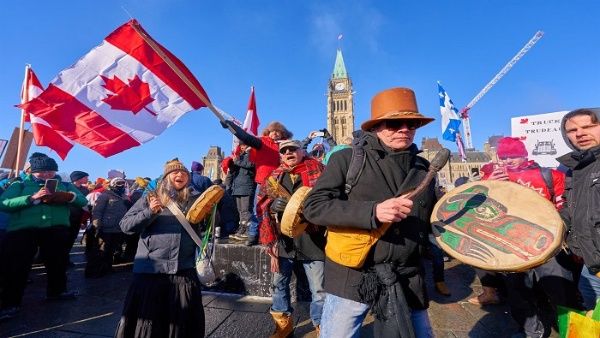 Camioneros en Canadá continúan las protestas por aplicación de medidas anticovid