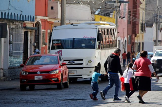 Gente poblana pasando la calle