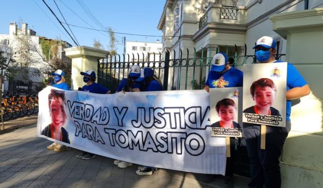 Madre de Tomás Bravo llegó a la “Moneda chica” para pedir justicia: “Queremos que Boric se pronuncie como no lo hizo el presidente Piñera”