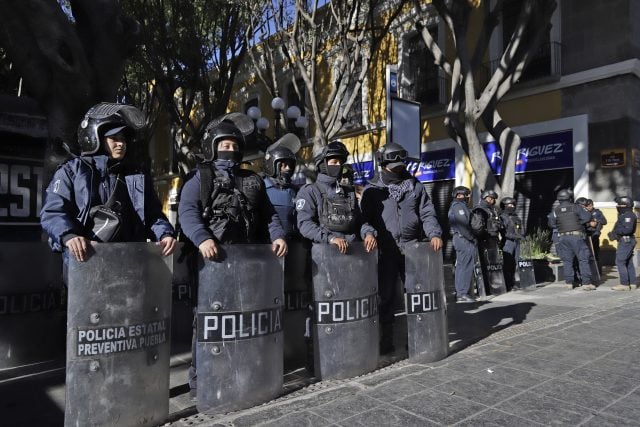 Comuna y policías estatales mantienen operativo para impedir ambulantaje en el Centro