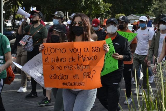 Marchan estudiantes al Zócalo de Puebla para pedir liberación del campus UDLAP