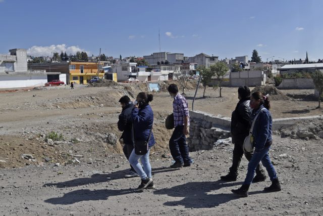 Insisten vecinos de Xochimehuacan en reconstruir en zona de explosión