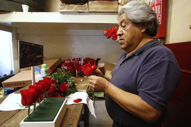 Señor vendiendo flores