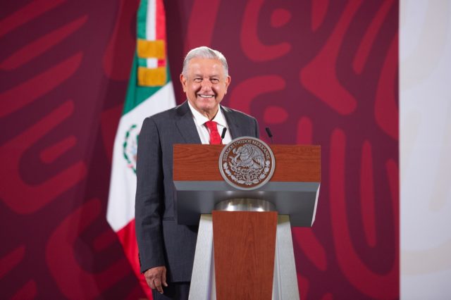 Critica AMLO a los artistas que piden frenar el Tren Maya