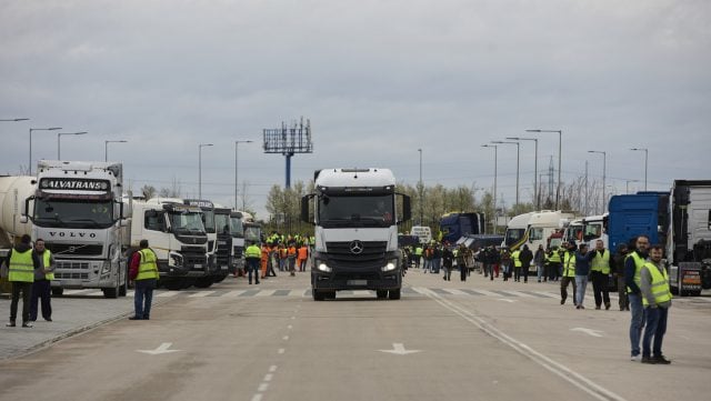 Sindicatos salen a la calle en toda España y se unen al paro de transportistas que comienza a paralizar el país