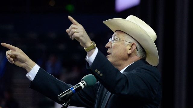 Ken Salazar reprocha a México amistad con Rusia