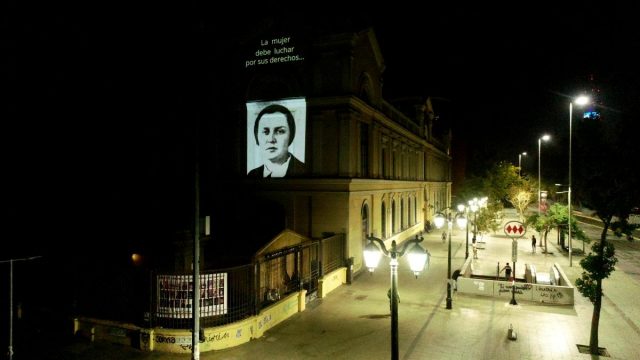 Fotos: Intervención de Delight Lab irrumpe con homenaje a la abogada feminista Elena Caffarena